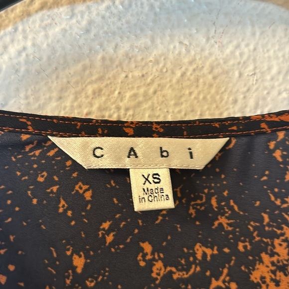 Cabi deep vneck snakeskin print blouse size XS - Picture 3 of 5